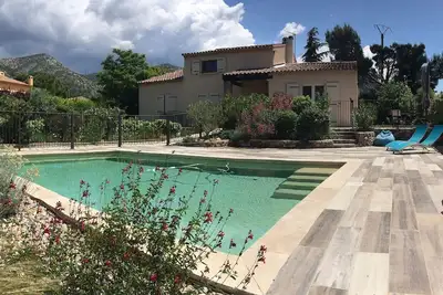 Image de Villa familiale avec piscine dans un charmant village provençal