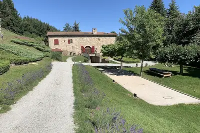 Image de Demeure en pierre de caractère dans un parc de 5Ha offrant 15 couchages et plus