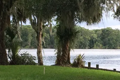 Image de Maison en bord de rivière avec 2 quais et hangar à bateaux pour 7 personnes