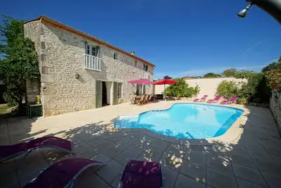 Image de Superbe maison de caractère climatisée avec piscine privée et chauffée ****