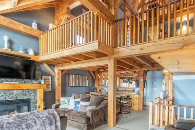 Image de Maison de ville à quatre niveaux avec poteau et poutre, ski in / out, Central Village Loc, pour 10 personnes