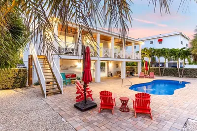 Image de Tout nouveau front de canal de 4 chambres avec piscine privée et quai près de la plage de Sombrero