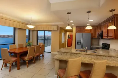 Image de 2 lits et bain au Westgate Lakes Resort & Spa