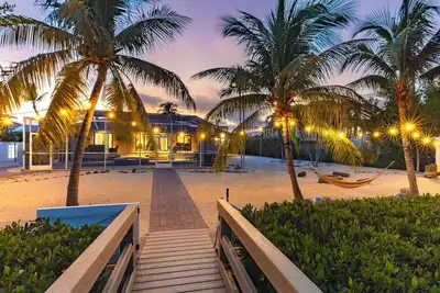 Image de 🐠 Superbe maison de 5 chambres au bord de l'eau avec plan d'étage, foyer et piscine