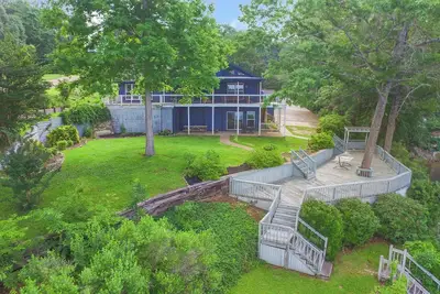 Image de Smith Lake Rentals & Sales - Flat Rock Cabin - Grand porche couvert, près du pont Duncan