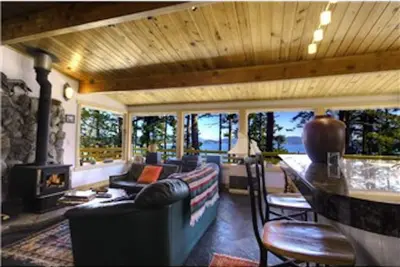 Image de Winter wonderland special: free firewood and smoked salmon, and a bottle of wine