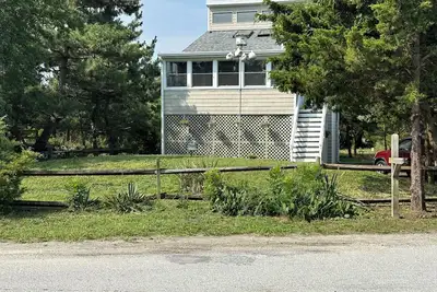 Image de Charmant 3br + Den Home, 8 personnes, bain à remous, à pied de la plage