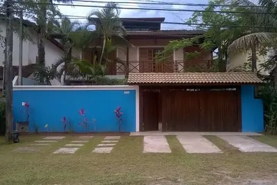 Image de Maison confortable de style colonial avec 5 suites près de la plage.