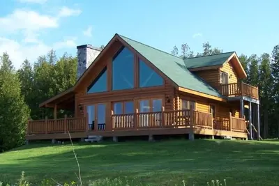 Image de Belle maison en bois rond au bord du lac Michigan
