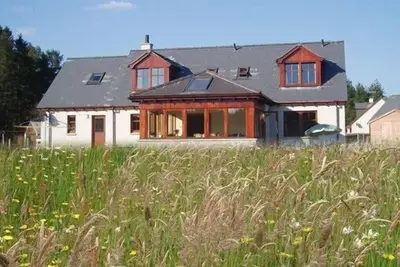Image de Maison avec des vues spectaculaires sur la forĂŞt d'Abernethy et les montagnes de Cairngorm