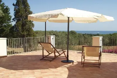 Image de Loin de tout, maison de campagne devant la zone de protection marine de Plemmirio