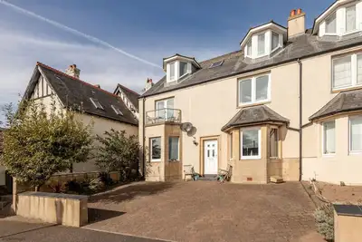Image de Une fantastique maison de 5 chambres à coucher près du port et de la plage