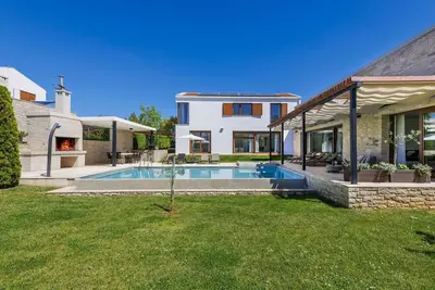 Image de Maison de vacances privée avec Wifi, piscine privée, bain à remous, climatisation, Tv, terrasse