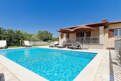 Image de Belle maison de vacances privée avec piscine privée, climatisation, Wifi, Tv, terrasse, parking