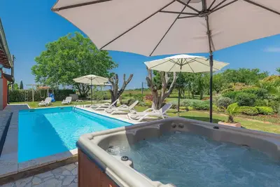 Image de Maison de vacances privée avec piscine privée, climatisation, bain à remous, Wifi, Tv, terrasse