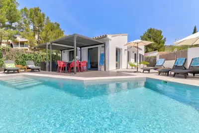 Image de Villa Privee De Luxe De 3 Chambres, Nouvelle Construction, Grande Piscine, 100m Vers La Pine Walk