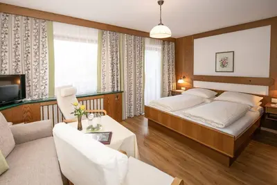Image de Chambre double spacieuse avec douche et toilettes, balcon - Weinschreiber, Apart & Pension ***