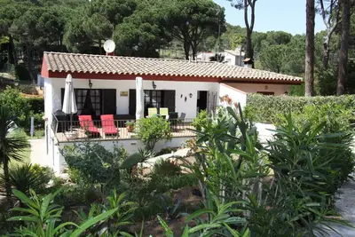 Image de Maison de Vacances Tout Confort Avec un Patio Ensoleillé et un Barbecue