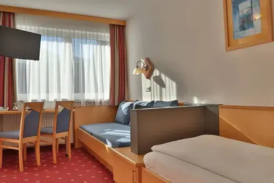 Chambre double (2 lits) avec douche, toilette - trombone, pension