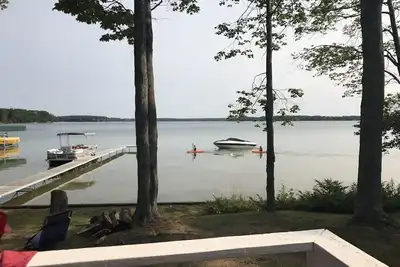 Image de (Nouveau! ) Chalet relaxant sur le lac vert à Interlochen - kayaks et Sup fournis!