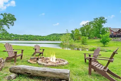 Image de Lakefront Cottage ~ Mini Golf ~ Sandball de volley-ball ~ Kayaks ~ 2 piscines ~ Glissade d’eau ~ Quai à bateau