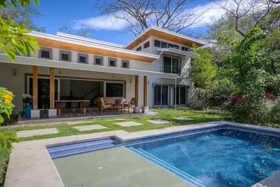 Image de Maison sereine avec piscine et cour Ă quelques pas de la plage