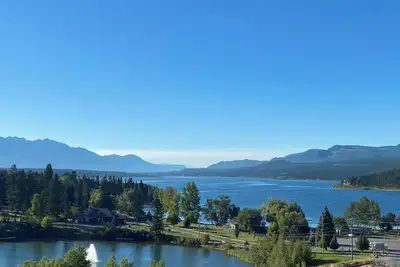 Image de Incroyable vue, à quelques pas de la plage de Kinsmen et des boutiques et restaurants du centre-ville d'Invermere