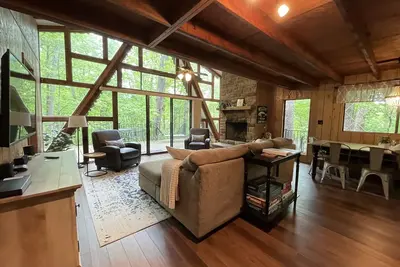 Image de Chalet au bord du lac; Spa, quai, foyer, bateau à aubes, kayaks, plage et Wifi!