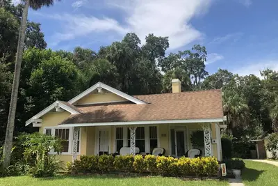 Image de Profitez du café et des levers de soleil sur le lac depuis votre fauteuil à bascule.