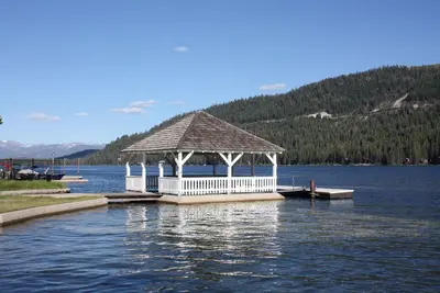 Image de Luxe à Tahoe, vue sur le lac et les arbres depuis chaque chambre. Plage et quai.