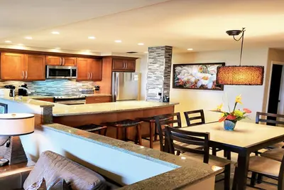 Image de Sensationnel! ! Nouveau Posh Remodel 2 Br / 2 Ba -6 Lits-Vues panoramiques -Très silencieux -sleeps 9!