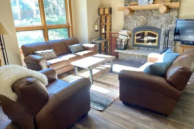 Image de Maison lumineuse et spacieuse avec bain à remous! Procès-verbal de ski!