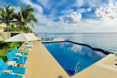 Image de Condo 3br / 3ba sur la mer rénové avec goût