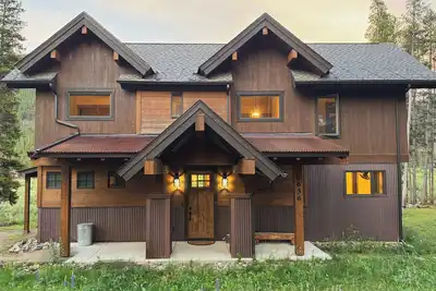 Image de Belle nouvelle loge rustique moderne sur la rivière bleue