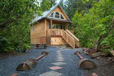 Image de Privé situé parmi les arbres pacifiques, à une courte distance à pied de Lost Creek!