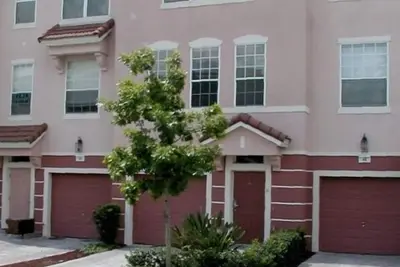 Image de Maison de ville neuve entièrement rénovée dans VistaCay, à voir!