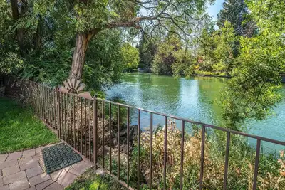 Image de Sur La RIVIÈRE Deschutes, En Centre-Ville, Marchez Partout! 2 MAÎTRES Suites! !