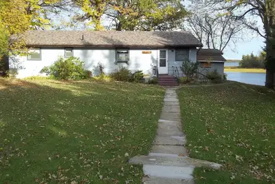 Image de Maison au bord du lac Woods-Rainy River. Les dorés d'automne et d'hiver vous attendent!