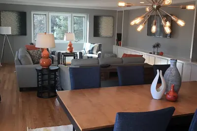 Image de Maison récemment rénovée avec de nouveaux meubles contemporains (ajouter 2 unités + frais)