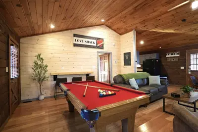 Image de Love Shack - Cozy, calme, cabine propre à 1 mile de Sevierville Convention.