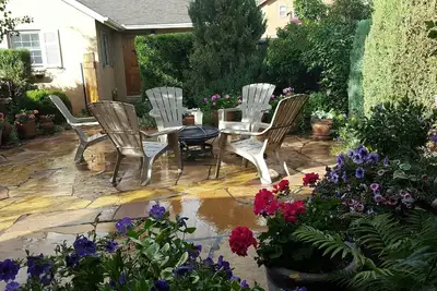 Image de Tenderfoot Cottage est un joyau situé dans le centre-ville de Salida.