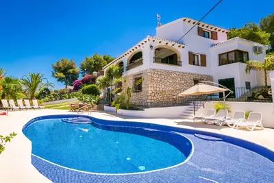 Image de Belle villa avec piscine privée chauffée et vue imprenable sur la mer