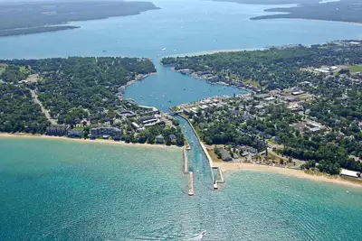 Image de Condos Pine River sur le canal au centre-ville de Charlevoix - Unité 6 au dernier étage