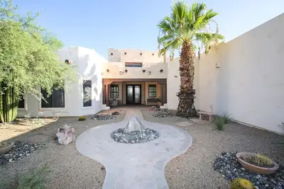 Image de Phoenix Scottsdale Golf House. Nouveau! Cour personnelle de balle de cornichon. Super endroit.