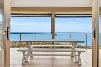 Image de Ochre Point Beach House sur le front de mer de Moana