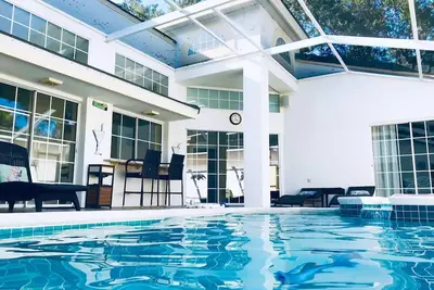 Image de Villa de luxe avec piscine privée chauffée et bain à remous gratuits - 10 minutes de Disney!