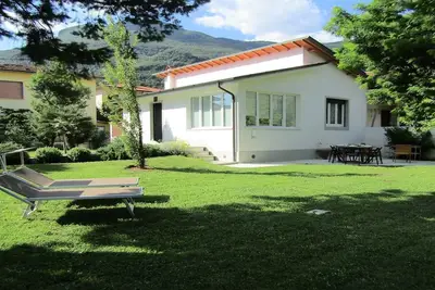 Image de Maison jumelée avec beau jardin privé situé à Camaiore! ! !