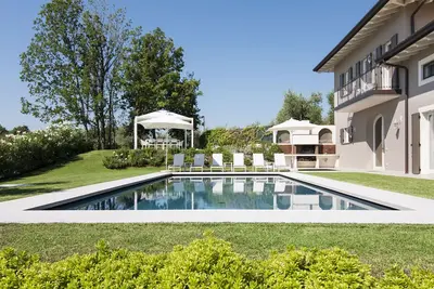 Image de maison pour 10 personnes, 3 chambres, jardin privé, piscine et spa