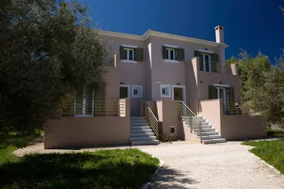 Image de Alegria 1 est la première de deux maisons spacieuses entourées d'oliviers.