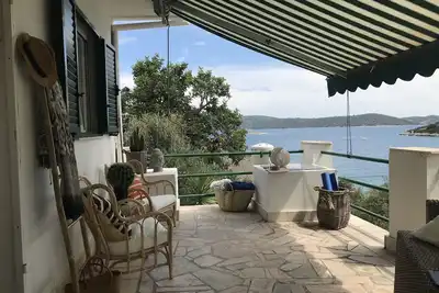 Maison en bord de mer pour 4-5 personnes avec jetée privée à 35 minutes de l'aéroport de Split.